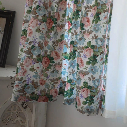 Rideau décoratif floral avec motifs roses et feuillage vert, idéal pour ajouter une touche romantique à votre intérieur. Parfait pour un salon ou une chambre, ce rideau apporte lumière et douceur à votre espace de vie. Design élégant et intemporel.