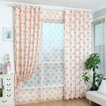 Rideaux élégants à motifs floraux roses pour salon, ajoutant une touche de charme et de fraîcheur à votre décoration intérieure. Parfaits pour filtrer la lumière tout en créant une ambiance chaleureuse et accueillante. Idéal pour un style classique ou moderne.