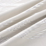 Tissu élégant avec motifs argentés, idéal pour la décoration intérieure. Parfait pour ajouter une touche de sophistication et de modernité à votre espace de vie. Découvrez ce textile raffiné avec ses motifs subtils et contemporains.