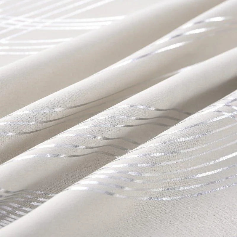 Tissu élégant avec motifs argentés, idéal pour la décoration intérieure. Parfait pour ajouter une touche de sophistication et de modernité à votre espace de vie. Découvrez ce textile raffiné avec ses motifs subtils et contemporains.