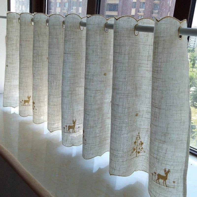 Rideau de cuisine élégant avec motif de cerf, idéal pour ajouter une touche raffinée à votre intérieur. Sa transparence permet de laisser entrer la lumière tout en préservant l'intimité. Parfait pour décorer vos fenêtres avec style et caractère.