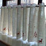 Rideaux décoratifs avec motifs de renne et sapin de Noël, parfaits pour ajouter une ambiance festive et chaleureuse à votre intérieur. Design élégant avec des accents rouges qui rehaussent l'esthétique de votre espace tout en offrant une belle gestion de la lumière naturelle. Idéal pour les fenêtres de salon ou de chambre pendant la période des fêtes.