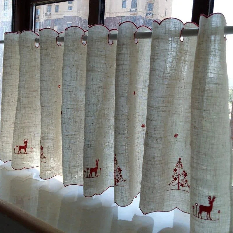 Rideaux décoratifs avec motifs de renne et sapin de Noël, parfaits pour ajouter une ambiance festive et chaleureuse à votre intérieur. Design élégant avec des accents rouges qui rehaussent l'esthétique de votre espace tout en offrant une belle gestion de la lumière naturelle. Idéal pour les fenêtres de salon ou de chambre pendant la période des fêtes.