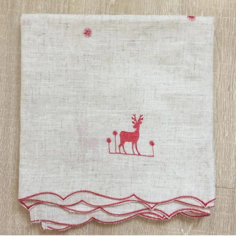 Serviette élégante avec broderie de cerf rouge, ornée de motifs délicats, idéale pour apporter une touche festive à votre décoration intérieure ou pour des occasions spéciales. Design raffiné avec bords ondulés pour une présentation sophistiquée sur table. Parfait pour les fêtes de fin d'année ou un cadeau chic et unique.