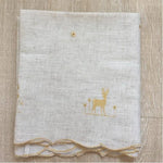 Serviette élégante avec motif brodé de cerf doré, idéal pour ajouter une touche raffinée à votre décoration de table. Parfait pour les occasions spéciales et les dîners festifs. Design sobre et chic.