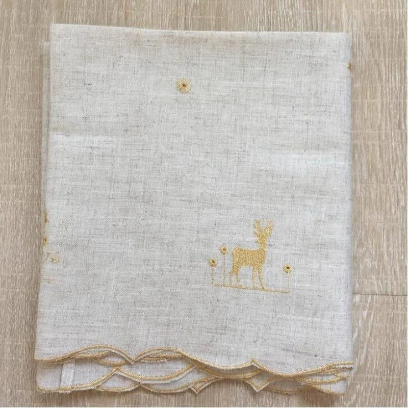 Serviette élégante avec motif brodé de cerf doré, idéal pour ajouter une touche raffinée à votre décoration de table. Parfait pour les occasions spéciales et les dîners festifs. Design sobre et chic.