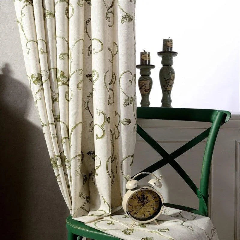 Rideau décoratif avec motifs floraux délicats dans des teintes vertes et élégantes, accroché devant une chaise verte. Idéal pour ajouter une touche de raffinement et de nature à votre intérieur. Accessoire parfait pour un salon ou une chambre à coucher, offrant une ambiance chaleureuse et accueillante.