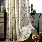 Rideau décoratif élégant avec motifs floraux, idéal pour apporter une touche de sophistication à votre intérieur. Parfait pour le salon ou la chambre, ce rideau tendance s'intègre harmonieusement à une décoration classique ou moderne. Créez une ambiance chaleureuse et accueillante grâce à son design raffiné.