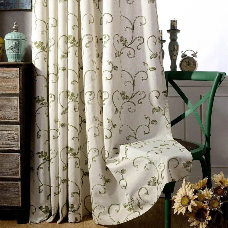Rideau décoratif élégant avec motifs floraux, idéal pour apporter une touche de sophistication à votre intérieur. Parfait pour le salon ou la chambre, ce rideau tendance s'intègre harmonieusement à une décoration classique ou moderne. Créez une ambiance chaleureuse et accueillante grâce à son design raffiné.