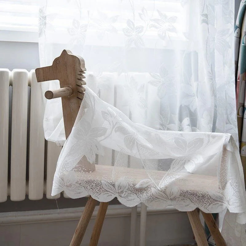 Cheval à bascule en bois avec motifs floraux blancs, idéal pour décorer une chambre d'enfant ou ajouter une touche ludique et élégante à un intérieur lumineux. Accessoire déco tendance, parfait pour stimuler l'imagination des enfants tout en apportant une ambiance apaisante.