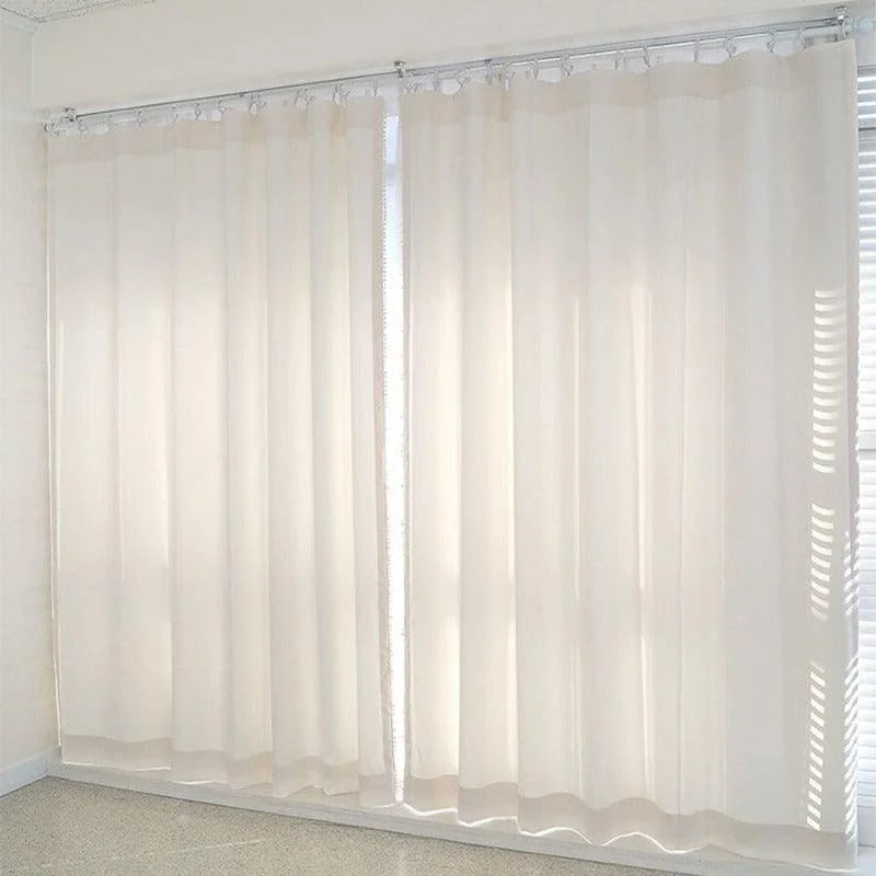 Rideaux élégants de couleur crème pour salon, offrant une ambiance lumineuse et apaisante. Idéal pour filtrer la lumière tout en préservant l'intimité de votre intérieur. Déco intérieure moderne et raffinée.