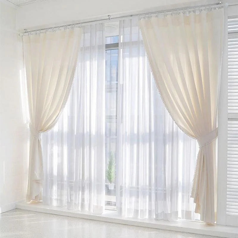 Rideaux élégants pour salon, apportant luminosité et raffinement à votre intérieur. Parfaits pour filtrer la lumière tout en préservant une ambiance chaleureuse, ces rideaux créent une harmonie subtile dans la décoration de votre espace de vie. Idéals pour embellir vos fenêtres avec style.