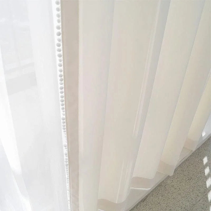 Panneaux de rideaux blancs élégants pour salon, apportant luminosité et style à votre intérieur. Ces voilages offrent une solution parfaite pour filtrer la lumière tout en préservant votre intimité. Idéal pour ajouter une touche moderne à votre espace de vie.