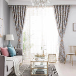 Rideaux élégants pour salon moderne, motif floral discret. Décoration lumineuse avec canapé confortable et coussins colorés. Idéale pour apporter une touche chic à votre intérieur. Salle bien éclairée grâce aux grandes fenêtres. Ambiance chaleureuse et accueillante.