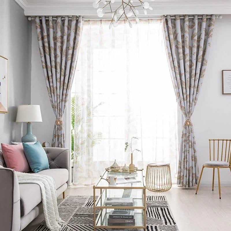 Rideaux élégants pour salon moderne, motif floral discret. Décoration lumineuse avec canapé confortable et coussins colorés. Idéale pour apporter une touche chic à votre intérieur. Salle bien éclairée grâce aux grandes fenêtres. Ambiance chaleureuse et accueillante.