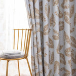 Rideaux élégants à motifs de feuilles exotiques, parfaits pour ajouter une touche de nature et de sophistication à votre intérieur. Ces rideaux aux imprimés botaniques embelliront votre espace tout en filtrant la lumière, créant une ambiance chaleureuse. Accessoire idéal pour donner du style à votre salon ou chambre à coucher.