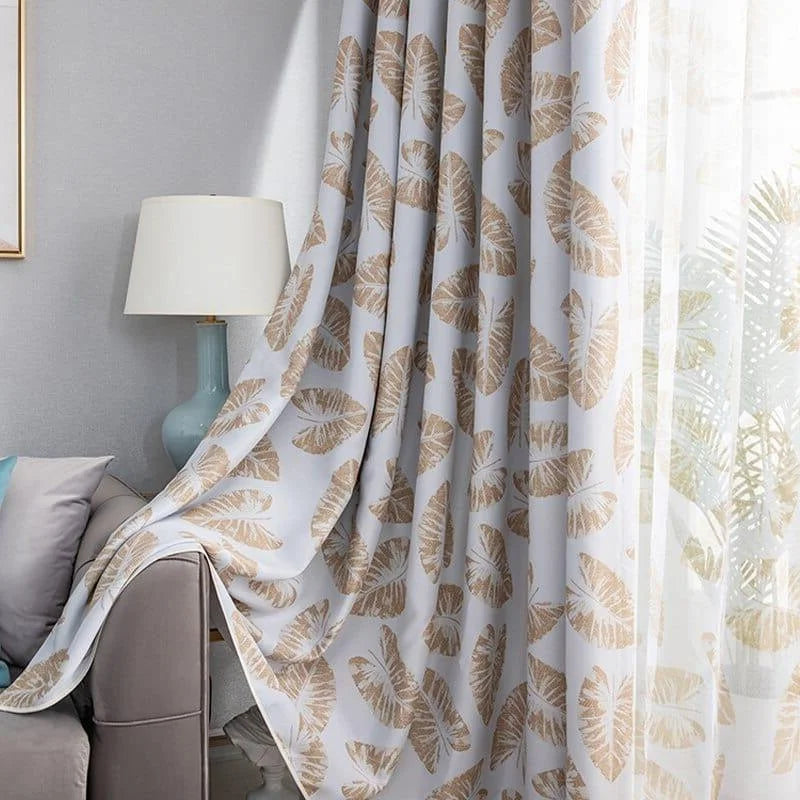 Rideau élégant à motifs de feuilles, offrant une touche naturelle et apaisante à votre salon. Idéal pour créer une ambiance chaleureuse et accueillante avec un motif tropical parfait pour n'importe quel intérieur moderne. Transformez votre espace avec ce rideau tendance qui équilibre luminosité et intimité. Accessoire de décoration intérieure incontournable pour un style raffiné.
