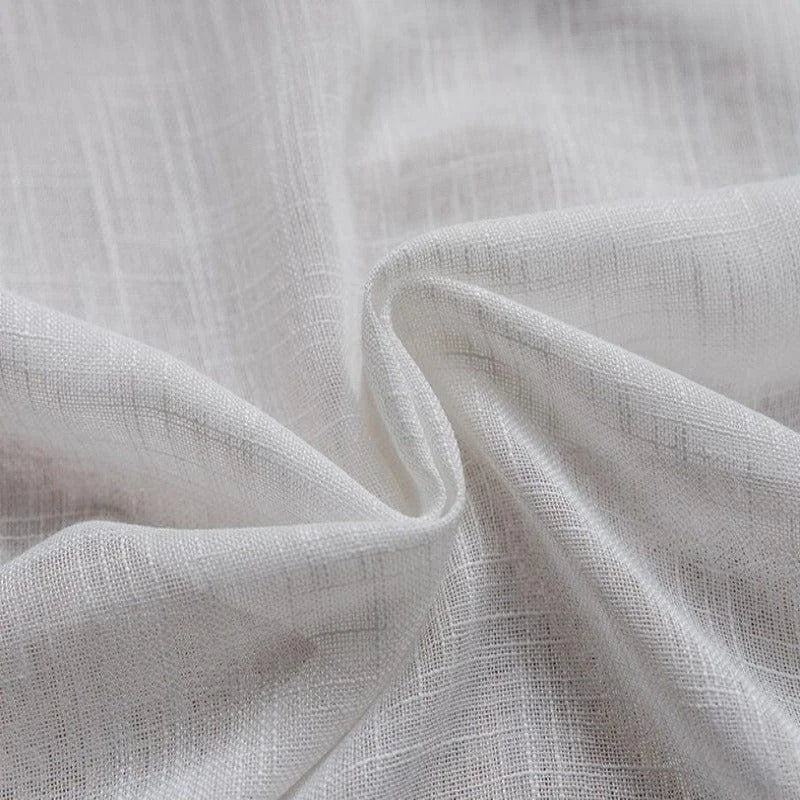 Drapé élégant en couleur blanche, idéal pour les créations textiles. Tissu léger parfait pour des projets de couture, offrant une texture lisse et raffinée. Choix idéal pour rideaux ou vêtements d'intérieur, apportant une touche moderne et épurée à votre décoration.