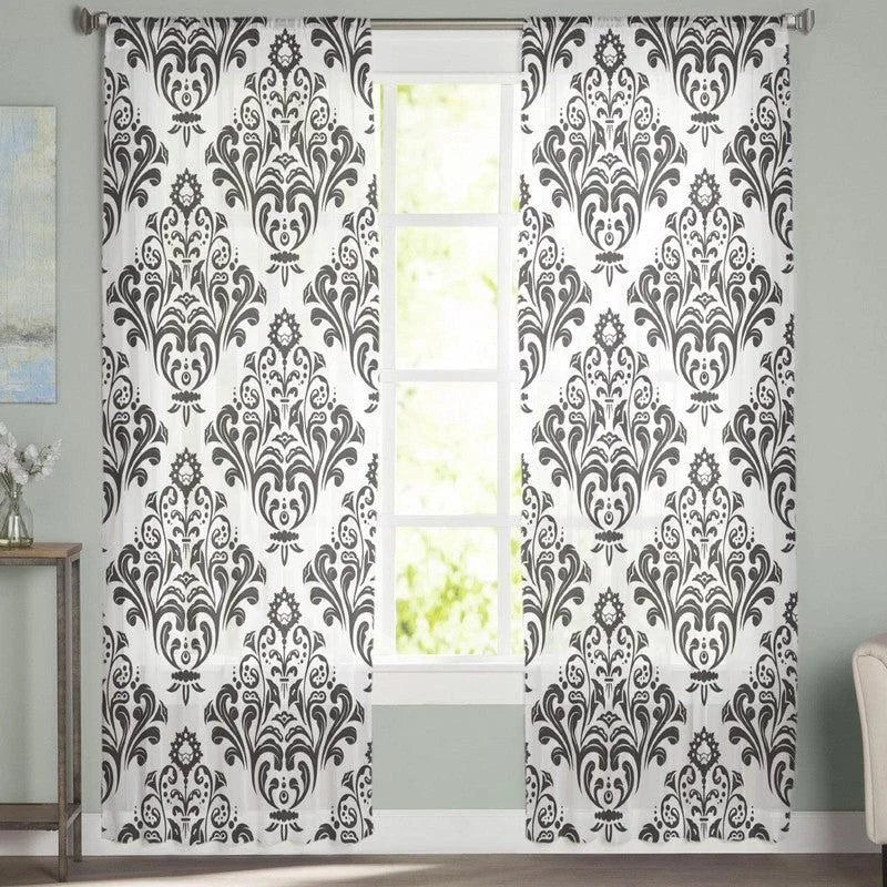 Image de rideaux élégants avec un motif floral noir et blanc, idéal pour ajouter une touche de sophistication à votre salon. Ces rideaux décoratifs offrent une belle lumière naturelle en filtrant la lumière du jour, tout en préservant l'intimité de votre espace intérieur. Transformez votre pièce avec ce design moderne et intemporel, parfait pour toute décoration intérieure contemporaine.