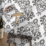 Rideau élégant avec motif floral noir et blanc, idéal pour apporter une touche chic à votre intérieur. Parfait pour le salon ou la chambre, il s'intègre facilement dans tout type de décoration moderne. Découvrez ce rideau au design raffiné pour embellir vos fenêtres et sublimer votre espace de vie.