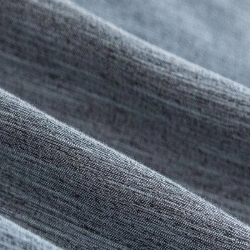 Texture de tissu gris, douce et élégante, idéale pour la confection de vêtements modernes et confortables. Parfaite pour ajouter une touche de sophistication à votre garde-robe.