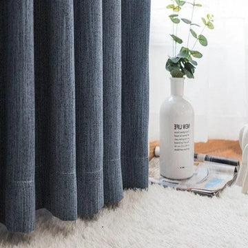 Rideau sombre élégant pour salon moderne, complément idéal pour une décoration intérieure raffinée. Offre une ambiance cosy et intimiste. Accessoire indispensable pour une maison contemporaine. Profitez d'une harmonie parfaite avec des éléments décoratifs comme un vase minimaliste et un tapis moelleux.