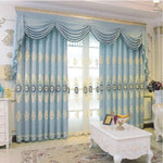 Rideaux élégants en bleu avec motifs décoratifs dorés, embellissant un salon classique. Le design raffiné des rideaux crée une atmosphère accueillante et luxueuse. Idéal pour ajouter une touche de sophistication à votre intérieur.