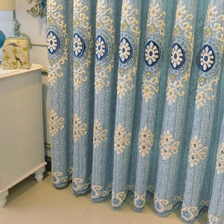 rideau bleu clair broderies florales plissé semi transparent ornemental élégant decoration interieur