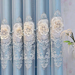 Rideaux élégants bleu clair avec motifs floraux en relief, parfaits pour ajouter une touche chic et sophistiquée à votre décoration intérieure. Idéal pour salons et chambres à coucher, ces rideaux apportent une ambiance raffinée et délicate à votre espace de vie. Transformez votre intérieur avec ce design unique et captivant.