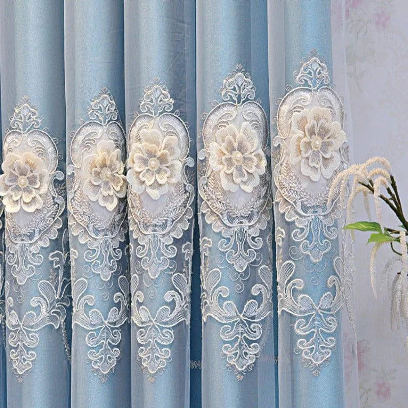 Rideaux élégants bleu clair avec motifs floraux en relief, parfaits pour ajouter une touche chic et sophistiquée à votre décoration intérieure. Idéal pour salons et chambres à coucher, ces rideaux apportent une ambiance raffinée et délicate à votre espace de vie. Transformez votre intérieur avec ce design unique et captivant.