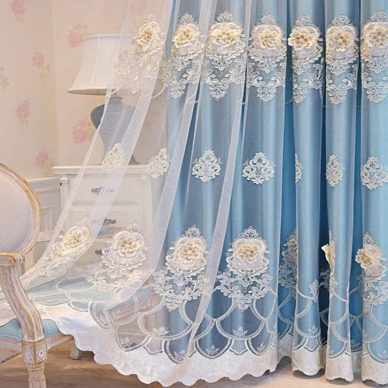 Rideau élégant en bleu avec motifs floraux brodés, idéal pour une décoration intérieure raffinée. Ce rideau ajoute une touche de sophistication et de charme à votre salon ou chambre à coucher, créant une atmosphère chaleureuse et accueillante. Parfait pour sublimer votre espace de vie avec style.