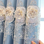 Rideaux élégants bleu avec broderie florale délicate et détails en relief, ajoutant une touche raffinée à toute décoration intérieure, parfaits pour se créer une ambiance chaleureuse et accueillante dans un salon ou une chambre à coucher.