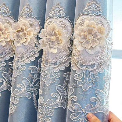 Rideaux élégants bleu avec broderie florale délicate et détails en relief, ajoutant une touche raffinée à toute décoration intérieure, parfaits pour se créer une ambiance chaleureuse et accueillante dans un salon ou une chambre à coucher.