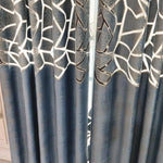 Rideaux élégants avec un motif géométrique moderne en contrastes subtils de bleu et de blanc, parfaits pour ajouter une touche contemporaine à votre intérieur. Adaptés pour le salon ou la chambre, ces rideaux assurent à la fois style et intimité tout en apportant une ambiance raffinée à votre espace de vie.