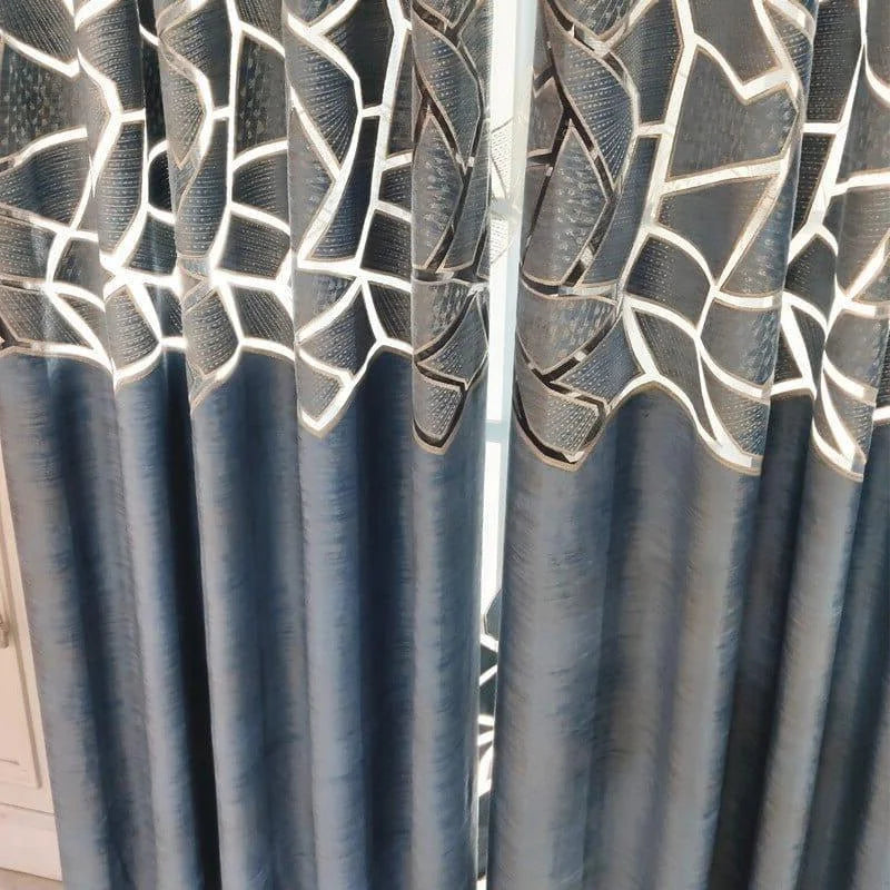 Rideaux élégants avec un motif géométrique moderne en contrastes subtils de bleu et de blanc, parfaits pour ajouter une touche contemporaine à votre intérieur. Adaptés pour le salon ou la chambre, ces rideaux assurent à la fois style et intimité tout en apportant une ambiance raffinée à votre espace de vie.