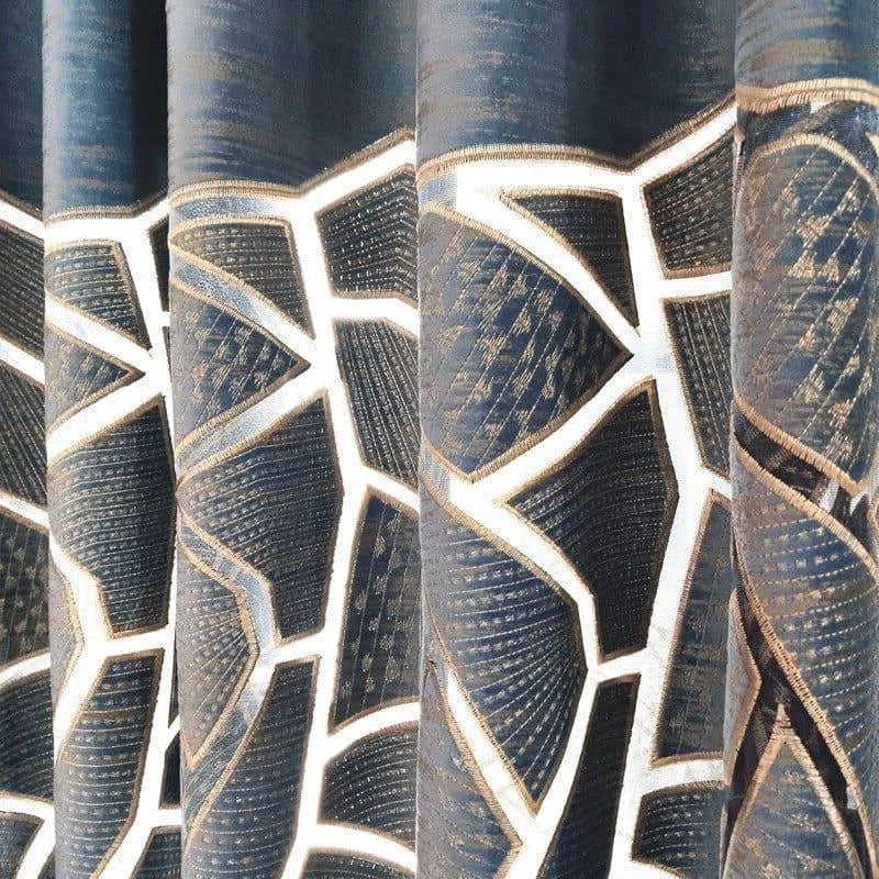 Rideaux design bleu et doré avec motif géométrique moderne, parfaits pour une décoration intérieure élégante et contemporaine. Idéal pour ajouter une touche sophistiquée à votre salon ou chambre à coucher.
