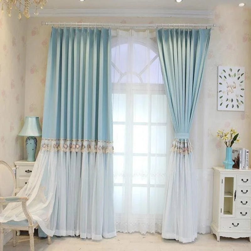 Rideaux élégants bleu pastel pour salon, avec doublure en voile blanc, parfaits pour sublimer votre intérieur. Décoration florale à la base, ajoutant une touche chic et classique à la pièce. Idéal pour harmoniser l'éclairage naturel et créer une ambiance chaleureuse et accueillante. Accessoire déco indispensable pour personnaliser votre espace de vie.