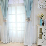 Rideaux élégants pour salon, décoration intérieure, design contemporain, coloris pastel, lumière naturelle, pièce lumineuse, ambiance cosy, accessoires de maison modernes, style épuré.