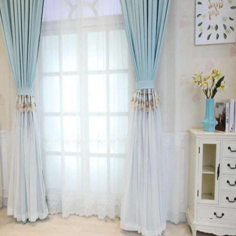 Rideaux élégants pour salon, décoration intérieure, design contemporain, coloris pastel, lumière naturelle, pièce lumineuse, ambiance cosy, accessoires de maison modernes, style épuré.