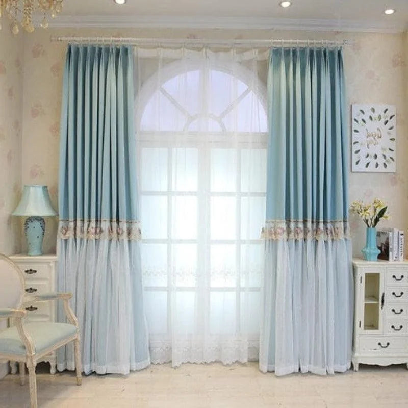Rideaux élégants bleu pastel pour salon, ajoutant une touche de sophistication à votre intérieur. Parfait pour une ambiance raffinée et lumineuse, avec des détails floraux pour un charme supplémentaire. Idéal pour le salon, la chambre à coucher ou la salle à manger. Transforme votre espace de vie avec style.