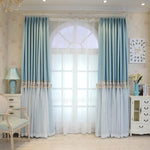 Rideaux élégants bleu pastel pour salon, ajoutant une touche de sophistication à votre intérieur. Parfait pour une ambiance raffinée et lumineuse, avec des détails floraux pour un charme supplémentaire. Idéal pour le salon, la chambre à coucher ou la salle à manger. Transforme votre espace de vie avec style.