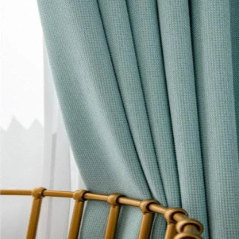 Rideau opaque bleu-vert élégant pour salon, style moderne et épuré, parfait pour la décoration intérieure, accentue la lumière naturelle, idéal pour créer une ambiance apaisante et sophistiquée dans votre espace de vie.