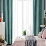 Chambre élégante avec rideaux turquoise et lit rose, décoration intérieure moderne, ambiance sereine et confortable.