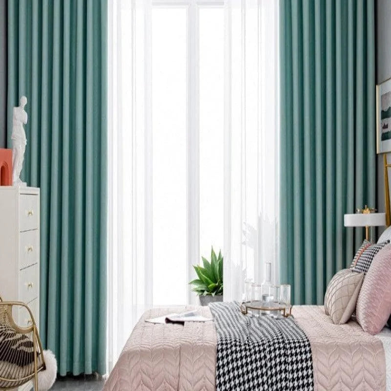 Chambre élégante avec rideaux turquoise et lit rose, décoration intérieure moderne, ambiance sereine et confortable.