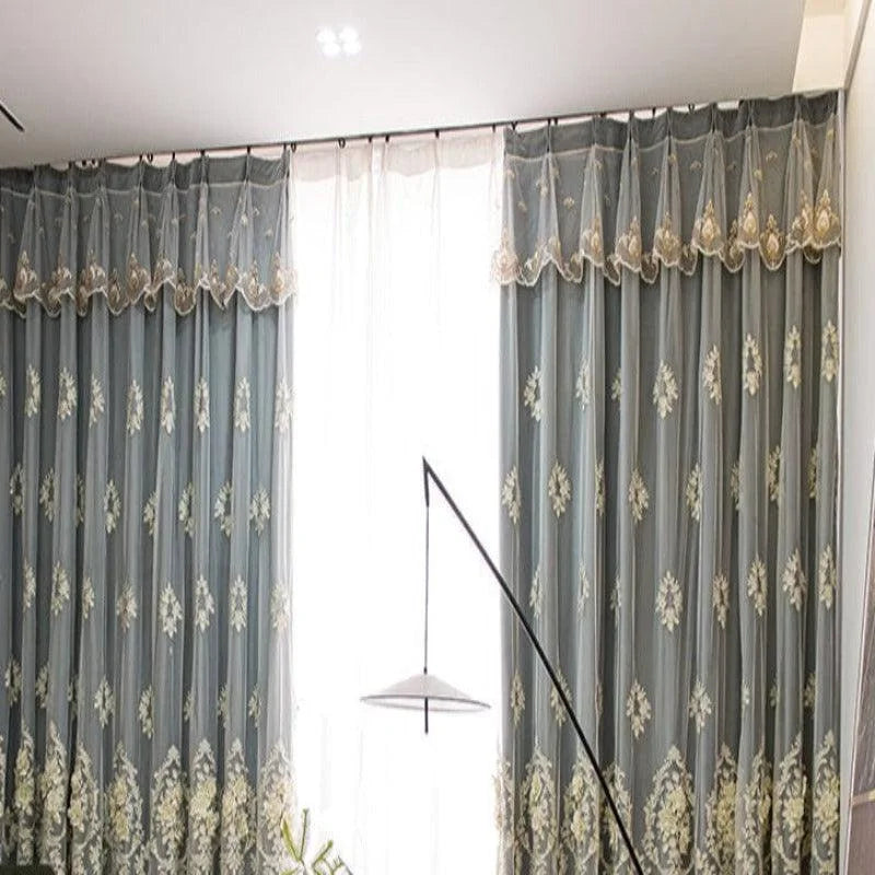 Rideaux élégants à motifs floraux, parfaits pour sublimer votre salon. Ajoutez une touche de charme à votre intérieur avec ces voilages décoratifs, créant une ambiance chaleureuse et accueillante. Idéal pour tamiser la lumière tout en apportant une esthétique raffinée à votre pièce.