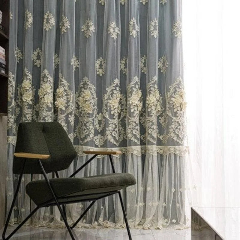 Rideau élégant avec motifs floraux brodés ornant une fenêtre, accompagné d'un fauteuil moderne au design épuré. Décoration intérieure chic et raffinée idéale pour un salon contemporain. Design lumineux créant une atmosphère apaisante et sophistiquée.