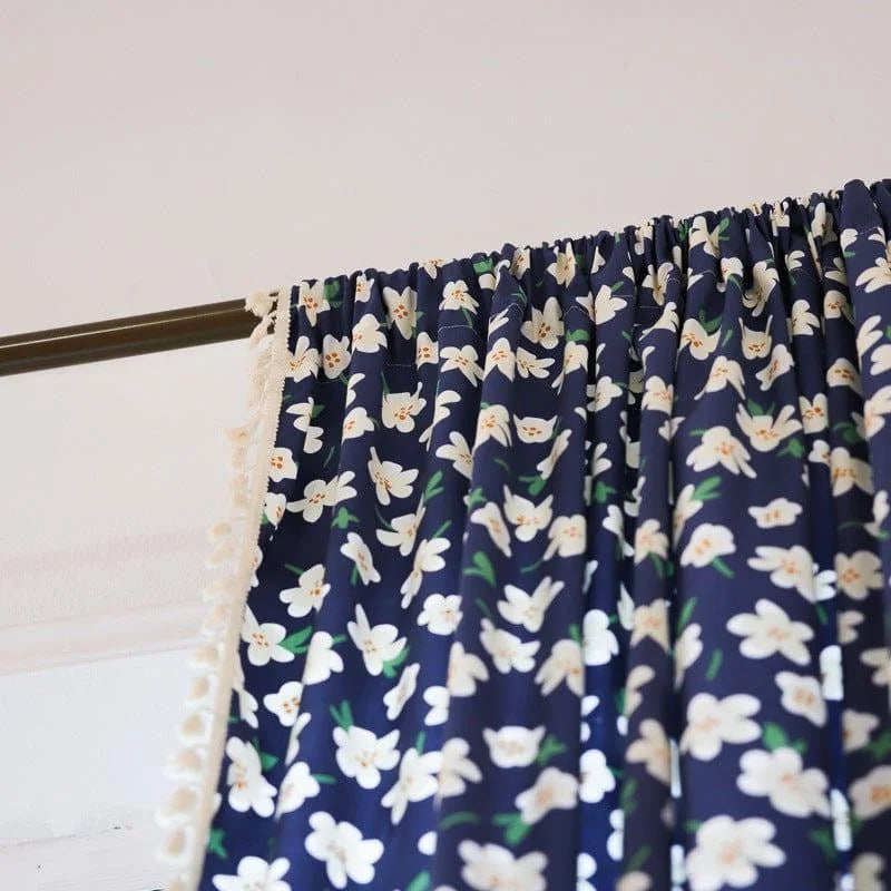 Rideau élégant avec motif floral blanc sur fond bleu, idéal pour ajouter une touche de fraîcheur à votre décoration intérieure. Design charmant et couleurs vives pour un embellissement instantané de vos fenêtres. Parfait pour un salon moderne ou une chambre cosy.