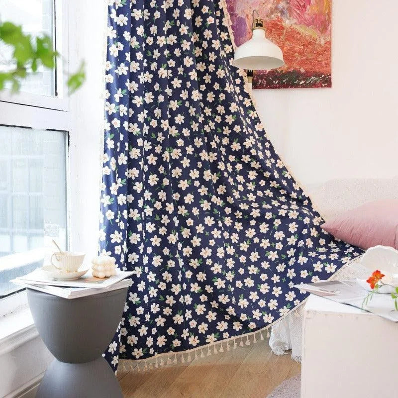Rideau décoratif fleuri bleu idéal pour salon et chambre à coucher, apportant une touche estivale et élégante à votre intérieur. Motifs floraux charmants et colorés créent une atmosphère accueillante et fraîche. Parfait pour ajouter du style et du caractère à votre maison tout en filtrant la lumière avec délicatesse.