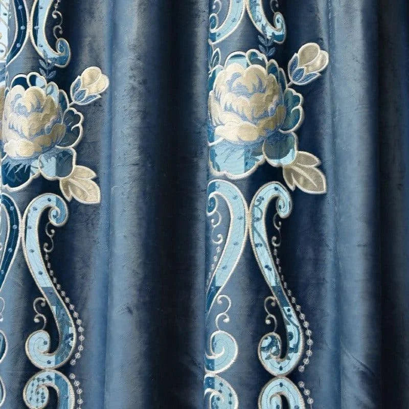 Rideau élégant de couleur bleue avec motifs floraux, idéal pour ajouter une touche luxueuse et raffinée à votre intérieur. Décoration parfaite pour salons ou chambres, apportant charme et sophistication à votre espace. Design artistique avec des détails floraux en relief offrant une ambiance chaleureuse et accueillante.