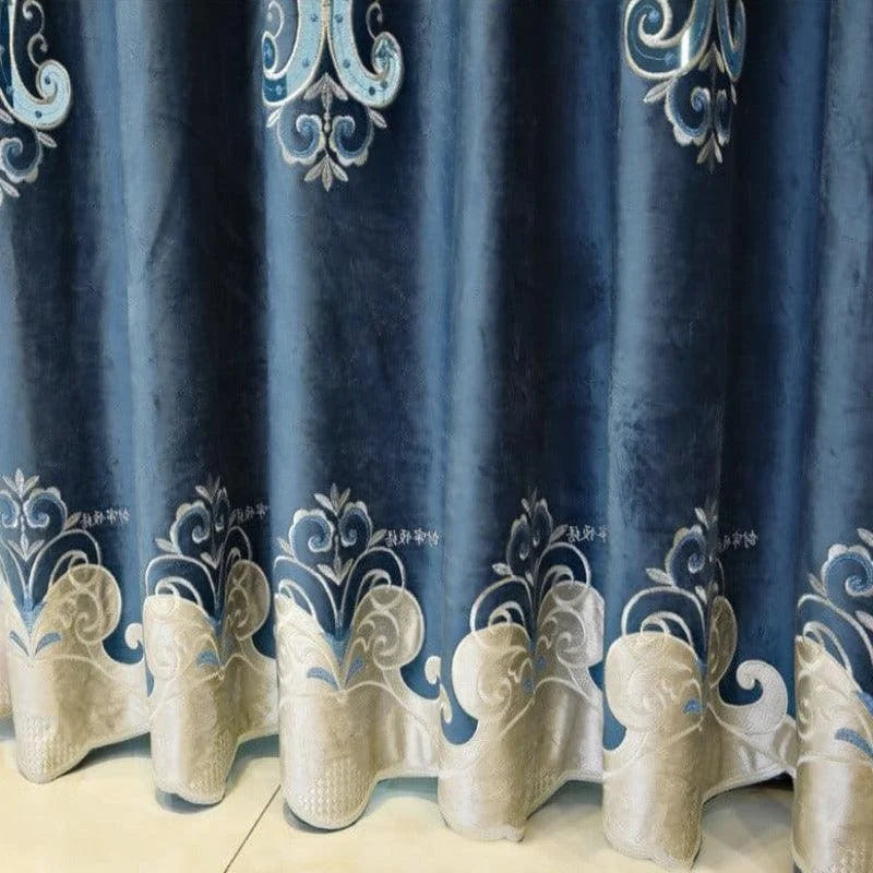 Rideau bleu élégant avec motifs floraux brodés, parfait pour apporter une touche de sophistication à votre salon ou chambre. Idéal pour une décoration intérieure raffinée, ce rideau combine style et fonctionnalité pour améliorer l'ambiance de votre maison.